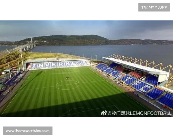 苏格兰球迷冲进球场拥抱麦克托米奈未被驱逐引发热议 苏格兰球迷冲进球场拥抱麦克托米奈未被驱逐引发热议